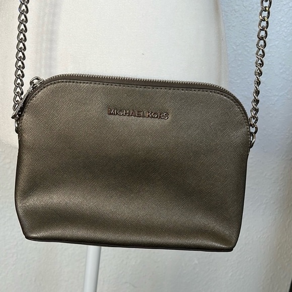 Beautiful MICHAEL Michael Kors Metallic Pewter/Silver Cross-Body Purse/Bag - Picture 3 of 9
